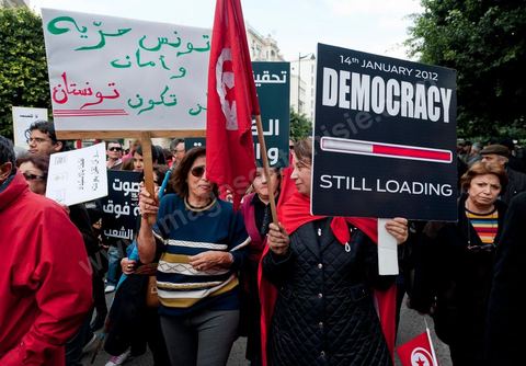 28 janvier : à Tunis près de 10 000 manifestations se sont réunis à l'appel de la société civile et dela nouvelle coalition politique et d'opposition pour une marche pacifique contre la violence, pour les libertés d'expression et pour défendre et promouvoir les valeurs démocratiques de la Révolution. La contre manifestation classique des militants d'Ennahdha est restée quasi inaperçue face à la masse inportante des manifestants pour "défendre les libertés individeuelles et publiques " et protester contre " la violence et l'extrémisme religieux".
