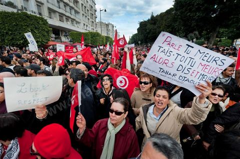 28 janvier : à Tunis près de 10 000 manifestations se sont réunis à l'appel de la société civile et dela nouvelle coalition politique et d'opposition pour une marche pacifique contre la violence, pour les libertés d'expression et pour défendre et promouvoir les valeurs démocratiques de la Révolution. La contre manifestation classique des militants d'Ennahdha est restée quasi inaperçue face à la masse inportante des manifestants pour "défendre les libertés individeuelles et publiques " et protester contre " la violence et l'extrémisme religieux".