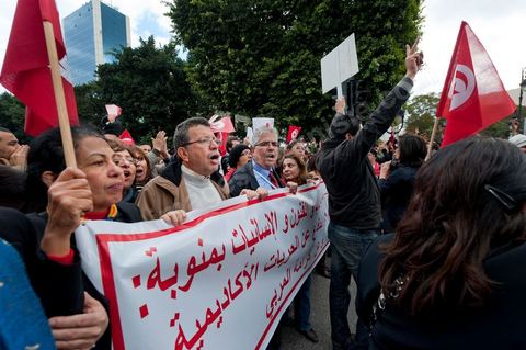 28 janvier : Le doyend e la faculté d ela manouba et quelques enseigannts ferment le long cortège de cette manifestation à Tunis près de 10 000 manifestations se sont réunis à l'appel de la société civile et dela nouvelle coalition politique et d'opposition pour une marche pacifique contre la violence, pour les libertés d'expression et pour défendre et promouvoir les valeurs démocratiques de la Révolution. La contre manifestation classique des militants d'Ennahdha est restée quasi inaperçue face à la masse inportante des manifestants pour "défendre les libertés individeuelles et publiques " et protester contre " la violence et l'extrémisme religieux".