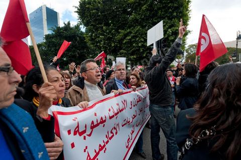 28 janvier : Le doyend e la faculté d ela manouba et quelques enseigannts ferment le long cortège de cette manifestation à Tunis près de 10 000 manifestations se sont réunis à l'appel de la société civile et dela nouvelle coalition politique et d'opposition pour une marche pacifique contre la violence, pour les libertés d'expression et pour défendre et promouvoir les valeurs démocratiques de la Révolution. La contre manifestation classique des militants d'Ennahdha est restée quasi inaperçue face à la masse inportante des manifestants pour "défendre les libertés individeuelles et publiques " et protester contre " la violence et l'extrémisme religieux".