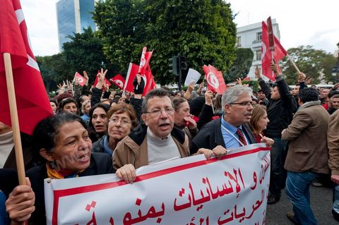 28 janvier : Le doyend e la faculté d ela manouba et quelques enseigannts ferment le long cortège de cette manifestation à Tunis près de 10 000 manifestations se sont réunis à l'appel de la société civile et dela nouvelle coalition politique et d'opposition pour une marche pacifique contre la violence, pour les libertés d'expression et pour défendre et promouvoir les valeurs démocratiques de la Révolution. La contre manifestation classique des militants d'Ennahdha est restée quasi inaperçue face à la masse inportante des manifestants pour "défendre les libertés individeuelles et publiques " et protester contre " la violence et l'extrémisme religieux".