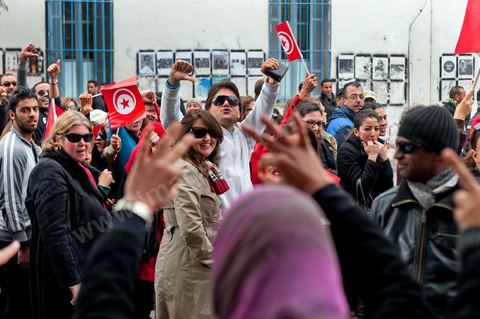 28 janvier : les militants d'Ennahdha en contre manifestation bine lègère et aux slogans "les zéros virgule ! Dégage". A Tunis près de 10 000 manifestations se sont réunis à l'appel de la société civile et dela nouvelle coalition politique et d'opposition pour une marche pacifique contre la violence, pour les libertés d'expression et pour défendre et promouvoir les valeurs démocratiques de la Révolution. La contre manifestation classique des militants d'Ennahdha est restée quasi inaperçue face à la masse inportante des manifestants pour "défendre les libertés individeuelles et publiques " et protester contre " la violence et l'extrémisme religieux".