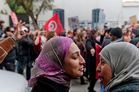 28 janvier : les militants d'Ennahdha en contre manifestation bine lègère et aux slogans "les zéros virgule ! Dégage". A Tunis près de 10 000 manifestations se sont réunis à l'appel de la société civile et dela nouvelle coalition politique et d'opposition pour une marche pacifique contre la violence, pour les libertés d'expression et pour défendre et promouvoir les valeurs démocratiques de la Révolution. La contre manifestation classique des militants d'Ennahdha est restée quasi inaperçue face à la masse inportante des manifestants pour "défendre les libertés individeuelles et publiques " et protester contre " la violence et l'extrémisme religieux".