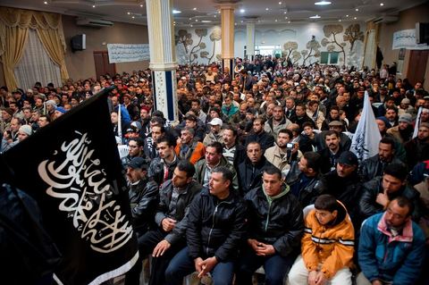 5 février 2011 : à Hammam Ghezaz près de Kelibia, meeting du parti non autorisé Hizb ut-Tahrir avec Ridha Belhadj, porte parole du parti. Toujours dans l’illégalité, Hizb ut-Tahrir, dont le visa a été refusé, persiste et signe en organisant un meeting avec un thème pour le moins osé « La laïcité, guerre contre l’Islam et les musulmans ».