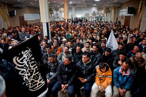 5 février 2011 : à Hammam Ghezaz près de Kelibia, meeting du parti non autorisé Hizb ut-Tahrir avec Ridha Belhadj, porte parole du parti. Toujours dans l’illégalité, Hizb ut-Tahrir, dont le visa a été refusé, persiste et signe en organisant un meeting avec un thème pour le moins osé « La laïcité, guerre contre l’Islam et les musulmans ».