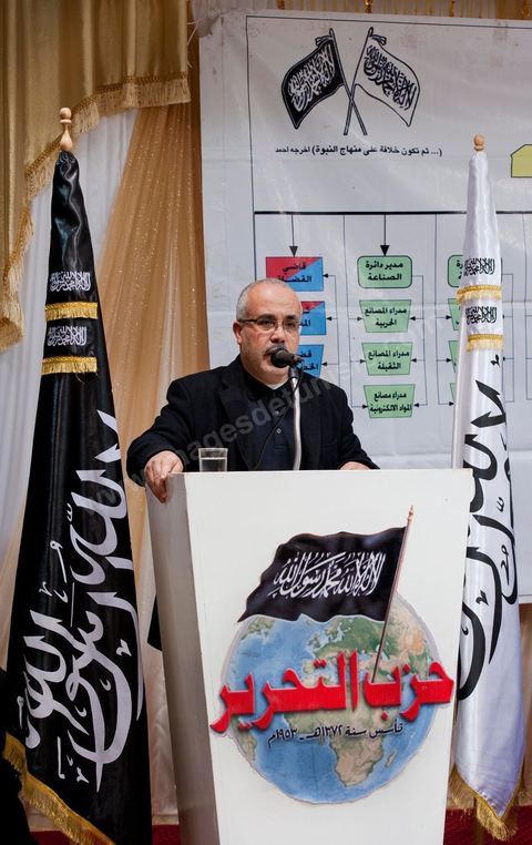 5 février 2011 : à Hammam Ghezaz près de Kelibia, meeting du parti non autorisé Hizb ut-Tahrir avec Ridha Belhadj, porte parole du parti. Toujours dans l’illégalité, Hizb ut-Tahrir, dont le visa a été refusé, persiste et signe en organisant un meeting avec un thème pour le moins osé « La laïcité, guerre contre l’Islam et les musulmans ».