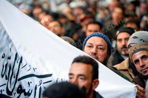 5 février 2011 : à Hammam Ghezaz près de Kelibia, meeting du parti non autorisé Hizb ut-Tahrir avec Ridha Belhadj, porte parole du parti. Toujours dans l’illégalité, Hizb ut-Tahrir, dont le visa a été refusé, persiste et signe en organisant un meeting avec un thème pour le moins osé « La laïcité, guerre contre l’Islam et les musulmans ».
