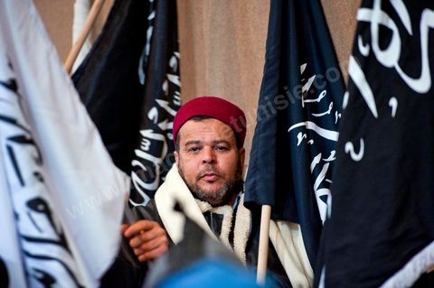 5 février 2011 : à Hammam Ghezaz près de Kelibia, meeting du parti non autorisé Hizb ut-Tahrir avec Ridha Belhadj, porte parole du parti. Toujours dans l’illégalité, Hizb ut-Tahrir, dont le visa a été refusé, persiste et signe en organisant un meeting avec un thème pour le moins osé « La laïcité, guerre contre l’Islam et les musulmans ».