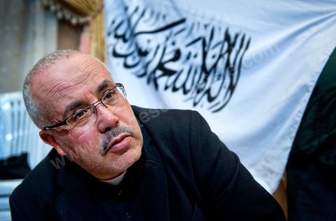 5 février 2011 : à Hammam Ghezaz près de Kelibia, meeting du parti non autorisé Hizb ut-Tahrir avec Ridha Belhadj, porte parole du parti. Toujours dans l’illégalité, Hizb ut-Tahrir, dont le visa a été refusé, persiste et signe en organisant un meeting avec un thème pour le moins osé « La laïcité, guerre contre l’Islam et les musulmans ».