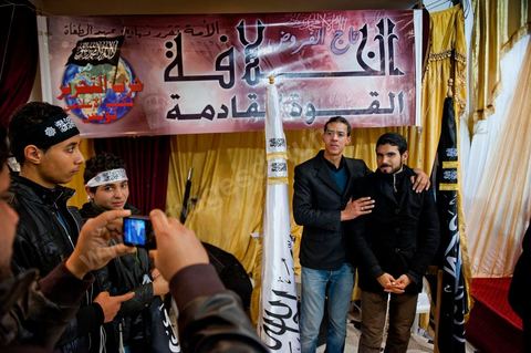 5 février 2011 : à Hammam Ghezaz près de Kelibia, meeting du parti non autorisé Hizb ut-Tahrir avec Ridha Belhadj, porte parole du parti. Toujours dans l’illégalité, Hizb ut-Tahrir, dont le visa a été refusé, persiste et signe en organisant un meeting avec un thème pour le moins osé « La laïcité, guerre contre l’Islam et les musulmans ».
