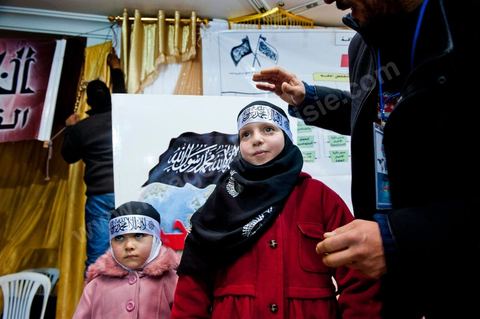 5 février 2011 : à Hammam Ghezaz près de Kelibia, meeting du parti non autorisé Hizb ut-Tahrir avec Ridha Belhadj, porte parole du parti. Toujours dans l’illégalité, Hizb ut-Tahrir, dont le visa a été refusé, persiste et signe en organisant un meeting avec un thème pour le moins osé « La laïcité, guerre contre l’Islam et les musulmans ».