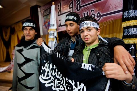 5 février 2011 : à Hammam Ghezaz près de Kelibia, meeting du parti non autorisé Hizb ut-Tahrir avec Ridha Belhadj, porte parole du parti. Toujours dans l’illégalité, Hizb ut-Tahrir, dont le visa a été refusé, persiste et signe en organisant un meeting avec un thème pour le moins osé « La laïcité, guerre contre l’Islam et les musulmans ».