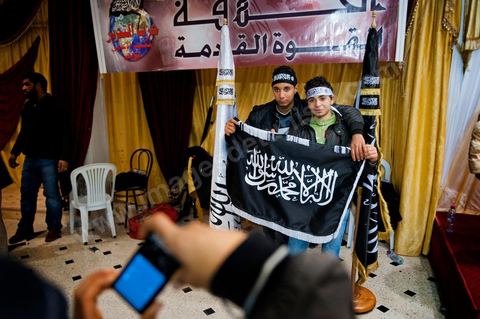 5 février 2011 : à Hammam Ghezaz près de Kelibia, meeting du parti non autorisé Hizb ut-Tahrir avec Ridha Belhadj, porte parole du parti. Toujours dans l’illégalité, Hizb ut-Tahrir, dont le visa a été refusé, persiste et signe en organisant un meeting avec un thème pour le moins osé « La laïcité, guerre contre l’Islam et les musulmans ».