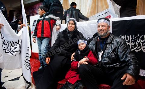 5 février 2011 : à Hammam Ghezaz près de Kelibia, meeting du parti non autorisé Hizb ut-Tahrir avec Ridha Belhadj, porte parole du parti. Toujours dans l’illégalité, Hizb ut-Tahrir, dont le visa a été refusé, persiste et signe en organisant un meeting avec un thème pour le moins osé « La laïcité, guerre contre l’Islam et les musulmans ».