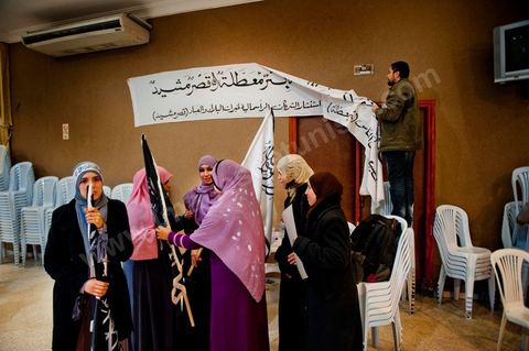 5 février 2011 : à Hammam Ghezaz près de Kelibia, meeting du parti non autorisé Hizb ut-Tahrir avec Ridha Belhadj, porte parole du parti. Toujours dans l’illégalité, Hizb ut-Tahrir, dont le visa a été refusé, persiste et signe en organisant un meeting avec un thème pour le moins osé « La laïcité, guerre contre l’Islam et les musulmans ».