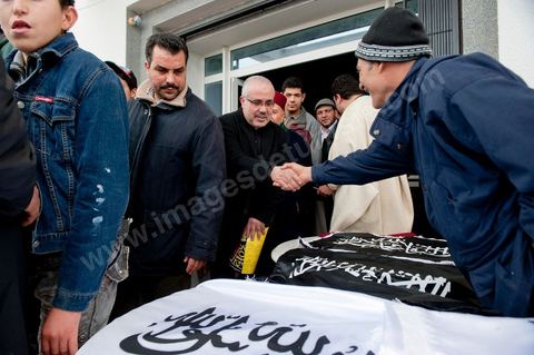 5 février 2011 : à Hammam Ghezaz près de Kelibia, meeting du parti non autorisé Hizb ut-Tahrir avec Ridha Belhadj, porte parole du parti. Toujours dans l’illégalité, Hizb ut-Tahrir, dont le visa a été refusé, persiste et signe en organisant un meeting avec un thème pour le moins osé « La laïcité, guerre contre l’Islam et les musulmans ».