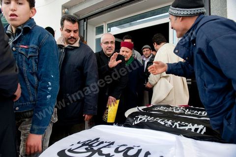 5 février 2011 : à Hammam Ghezaz près de Kelibia, meeting du parti non autorisé Hizb ut-Tahrir avec Ridha Belhadj, porte parole du parti. Toujours dans l’illégalité, Hizb ut-Tahrir, dont le visa a été refusé, persiste et signe en organisant un meeting avec un thème pour le moins osé « La laïcité, guerre contre l’Islam et les musulmans ».
