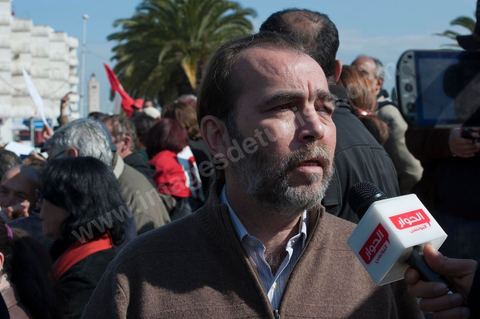 18 février 2012 : Plusieurs centaines de personnes se sont réunies, aujourd’hui samedi 18 février 2012 entre 12h et 14h pour protester contre la visite en Tunisie du prédicateur radical, Wajdi Ghenim, et contre les messages de haine et de violence auxquels appellent les extrémistes étrangers ou nationaux, qui incitent à la sédition dans le pays. Le mouvement Kolna Tounes, le réseau Doustourna et l’association Initiative citoyenne ont lancé un appel commun à venir manifester en ce samedi ensoleillé, pendant qu’une délégation est entrée au sein de l’Assemblée pour s’entretenir avec le président de l’Assemblée constituante. Dans une lettre adressée à Mustapha Ben Jaâfar, les associations issues de la société civile demandent à ce que la Constituante, seul pouvoir légitime élu par le peuple, prenne ses responsabilités et s’exprime quant aux dérives graves qui ont été constatées en Tunisie. 