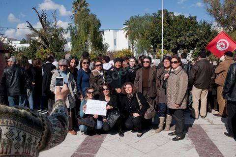 18 février 2012 : Plusieurs centaines de personnes se sont réunies, aujourd’hui samedi 18 février 2012 entre 12h et 14h pour protester contre la visite en Tunisie du prédicateur radical, Wajdi Ghenim, et contre les messages de haine et de violence auxquels appellent les extrémistes étrangers ou nationaux, qui incitent à la sédition dans le pays. Le mouvement Kolna Tounes, le réseau Doustourna et l’association Initiative citoyenne ont lancé un appel commun à venir manifester en ce samedi ensoleillé, pendant qu’une délégation est entrée au sein de l’Assemblée pour s’entretenir avec le président de l’Assemblée constituante. Dans une lettre adressée à Mustapha Ben Jaâfar, les associations issues de la société civile demandent à ce que la Constituante, seul pouvoir légitime élu par le peuple, prenne ses responsabilités et s’exprime quant aux dérives graves qui ont été constatées en Tunisie. 