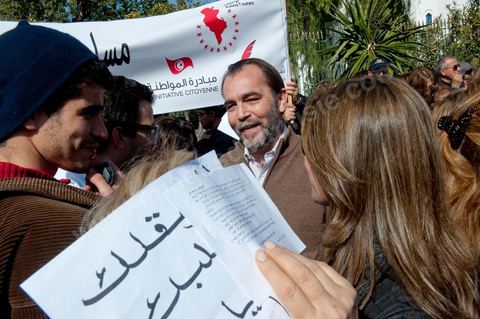 18 février 2012 : Plusieurs centaines de personnes se sont réunies, aujourd’hui samedi 18 février 2012 entre 12h et 14h pour protester contre la visite en Tunisie du prédicateur radical, Wajdi Ghenim, et contre les messages de haine et de violence auxquels appellent les extrémistes étrangers ou nationaux, qui incitent à la sédition dans le pays. Le mouvement Kolna Tounes, le réseau Doustourna et l’association Initiative citoyenne ont lancé un appel commun à venir manifester en ce samedi ensoleillé, pendant qu’une délégation est entrée au sein de l’Assemblée pour s’entretenir avec le président de l’Assemblée constituante. Dans une lettre adressée à Mustapha Ben Jaâfar, les associations issues de la société civile demandent à ce que la Constituante, seul pouvoir légitime élu par le peuple, prenne ses responsabilités et s’exprime quant aux dérives graves qui ont été constatées en Tunisie. 