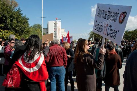 18 février 2012 : Plusieurs centaines de personnes se sont réunies, aujourd’hui samedi 18 février 2012 entre 12h et 14h pour protester contre la visite en Tunisie du prédicateur radical, Wajdi Ghenim, et contre les messages de haine et de violence auxquels appellent les extrémistes étrangers ou nationaux, qui incitent à la sédition dans le pays. Le mouvement Kolna Tounes, le réseau Doustourna et l’association Initiative citoyenne ont lancé un appel commun à venir manifester en ce samedi ensoleillé, pendant qu’une délégation est entrée au sein de l’Assemblée pour s’entretenir avec le président de l’Assemblée constituante. Dans une lettre adressée à Mustapha Ben Jaâfar, les associations issues de la société civile demandent à ce que la Constituante, seul pouvoir légitime élu par le peuple, prenne ses responsabilités et s’exprime quant aux dérives graves qui ont été constatées en Tunisie. 