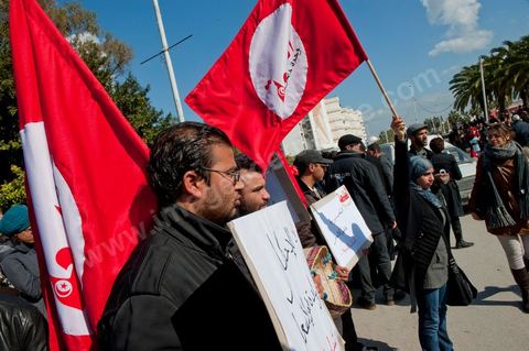18 février 2012 : Plusieurs centaines de personnes se sont réunies, aujourd’hui samedi 18 février 2012 entre 12h et 14h pour protester contre la visite en Tunisie du prédicateur radical, Wajdi Ghenim, et contre les messages de haine et de violence auxquels appellent les extrémistes étrangers ou nationaux, qui incitent à la sédition dans le pays. Le mouvement Kolna Tounes, le réseau Doustourna et l’association Initiative citoyenne ont lancé un appel commun à venir manifester en ce samedi ensoleillé, pendant qu’une délégation est entrée au sein de l’Assemblée pour s’entretenir avec le président de l’Assemblée constituante. Dans une lettre adressée à Mustapha Ben Jaâfar, les associations issues de la société civile demandent à ce que la Constituante, seul pouvoir légitime élu par le peuple, prenne ses responsabilités et s’exprime quant aux dérives graves qui ont été constatées en Tunisie. 