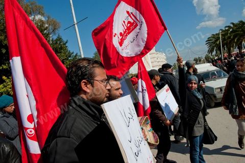 18 février 2012 : Plusieurs centaines de personnes se sont réunies, aujourd’hui samedi 18 février 2012 entre 12h et 14h pour protester contre la visite en Tunisie du prédicateur radical, Wajdi Ghenim, et contre les messages de haine et de violence auxquels appellent les extrémistes étrangers ou nationaux, qui incitent à la sédition dans le pays. Le mouvement Kolna Tounes, le réseau Doustourna et l’association Initiative citoyenne ont lancé un appel commun à venir manifester en ce samedi ensoleillé, pendant qu’une délégation est entrée au sein de l’Assemblée pour s’entretenir avec le président de l’Assemblée constituante. Dans une lettre adressée à Mustapha Ben Jaâfar, les associations issues de la société civile demandent à ce que la Constituante, seul pouvoir légitime élu par le peuple, prenne ses responsabilités et s’exprime quant aux dérives graves qui ont été constatées en Tunisie. 