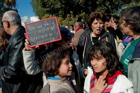 18 février 2012 : Plusieurs centaines de personnes se sont réunies, aujourd’hui samedi 18 février 2012 entre 12h et 14h pour protester contre la visite en Tunisie du prédicateur radical, Wajdi Ghenim, et contre les messages de haine et de violence auxquels appellent les extrémistes étrangers ou nationaux, qui incitent à la sédition dans le pays. Le mouvement Kolna Tounes, le réseau Doustourna et l’association Initiative citoyenne ont lancé un appel commun à venir manifester en ce samedi ensoleillé, pendant qu’une délégation est entrée au sein de l’Assemblée pour s’entretenir avec le président de l’Assemblée constituante. Dans une lettre adressée à Mustapha Ben Jaâfar, les associations issues de la société civile demandent à ce que la Constituante, seul pouvoir légitime élu par le peuple, prenne ses responsabilités et s’exprime quant aux dérives graves qui ont été constatées en Tunisie. 