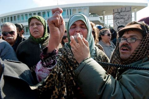 18 février 2012 : Plusieurs centaines de personnes se sont réunies, aujourd’hui samedi 18 février 2012 entre 12h et 14h pour protester contre la visite en Tunisie du prédicateur radical, Wajdi Ghenim, et contre les messages de haine et de violence auxquels appellent les extrémistes étrangers ou nationaux, qui incitent à la sédition dans le pays. Le mouvement Kolna Tounes, le réseau Doustourna et l’association Initiative citoyenne ont lancé un appel commun à venir manifester en ce samedi ensoleillé, pendant qu’une délégation est entrée au sein de l’Assemblée pour s’entretenir avec le président de l’Assemblée constituante. Dans une lettre adressée à Mustapha Ben Jaâfar, les associations issues de la société civile demandent à ce que la Constituante, seul pouvoir légitime élu par le peuple, prenne ses responsabilités et s’exprime quant aux dérives graves qui ont été constatées en Tunisie. 