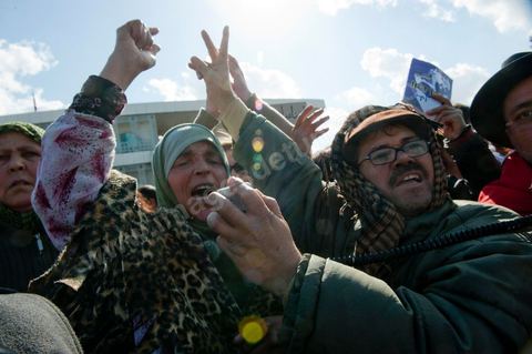 18 février 2012 : Plusieurs centaines de personnes se sont réunies, aujourd’hui samedi 18 février 2012 entre 12h et 14h pour protester contre la visite en Tunisie du prédicateur radical, Wajdi Ghenim, et contre les messages de haine et de violence auxquels appellent les extrémistes étrangers ou nationaux, qui incitent à la sédition dans le pays. Le mouvement Kolna Tounes, le réseau Doustourna et l’association Initiative citoyenne ont lancé un appel commun à venir manifester en ce samedi ensoleillé, pendant qu’une délégation est entrée au sein de l’Assemblée pour s’entretenir avec le président de l’Assemblée constituante. Dans une lettre adressée à Mustapha Ben Jaâfar, les associations issues de la société civile demandent à ce que la Constituante, seul pouvoir légitime élu par le peuple, prenne ses responsabilités et s’exprime quant aux dérives graves qui ont été constatées en Tunisie. 