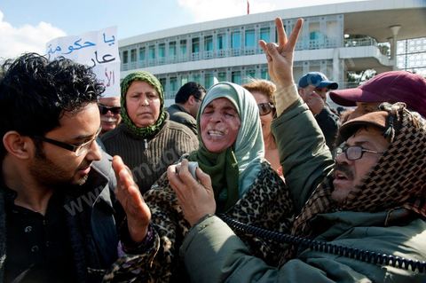 18 février 2012 : Plusieurs centaines de personnes se sont réunies, aujourd’hui samedi 18 février 2012 entre 12h et 14h pour protester contre la visite en Tunisie du prédicateur radical, Wajdi Ghenim, et contre les messages de haine et de violence auxquels appellent les extrémistes étrangers ou nationaux, qui incitent à la sédition dans le pays. Le mouvement Kolna Tounes, le réseau Doustourna et l’association Initiative citoyenne ont lancé un appel commun à venir manifester en ce samedi ensoleillé, pendant qu’une délégation est entrée au sein de l’Assemblée pour s’entretenir avec le président de l’Assemblée constituante. Dans une lettre adressée à Mustapha Ben Jaâfar, les associations issues de la société civile demandent à ce que la Constituante, seul pouvoir légitime élu par le peuple, prenne ses responsabilités et s’exprime quant aux dérives graves qui ont été constatées en Tunisie. 