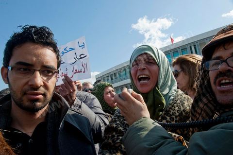 18 février 2012 : Plusieurs centaines de personnes se sont réunies, aujourd’hui samedi 18 février 2012 entre 12h et 14h pour protester contre la visite en Tunisie du prédicateur radical, Wajdi Ghenim, et contre les messages de haine et de violence auxquels appellent les extrémistes étrangers ou nationaux, qui incitent à la sédition dans le pays. Le mouvement Kolna Tounes, le réseau Doustourna et l’association Initiative citoyenne ont lancé un appel commun à venir manifester en ce samedi ensoleillé, pendant qu’une délégation est entrée au sein de l’Assemblée pour s’entretenir avec le président de l’Assemblée constituante. Dans une lettre adressée à Mustapha Ben Jaâfar, les associations issues de la société civile demandent à ce que la Constituante, seul pouvoir légitime élu par le peuple, prenne ses responsabilités et s’exprime quant aux dérives graves qui ont été constatées en Tunisie. 