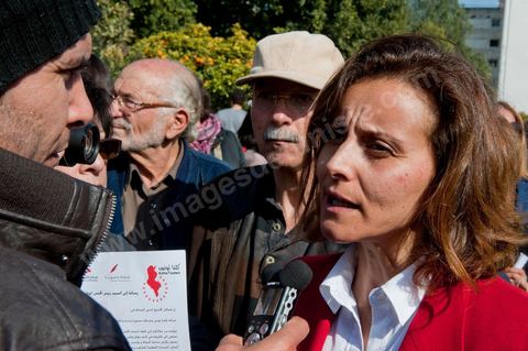 18 février 2012 : Emna Mnif de Kolna Tounes. Plusieurs centaines de personnes se sont réunies, aujourd’hui samedi 18 février 2012 entre 12h et 14h pour protester contre la visite en Tunisie du prédicateur radical, Wajdi Ghenim, et contre les messages de haine et de violence auxquels appellent les extrémistes étrangers ou nationaux, qui incitent à la sédition dans le pays. Le mouvement Kolna Tounes, le réseau Doustourna et l’association Initiative citoyenne ont lancé un appel commun à venir manifester en ce samedi ensoleillé, pendant qu’une délégation est entrée au sein de l’Assemblée pour s’entretenir avec le président de l’Assemblée constituante. Dans une lettre adressée à Mustapha Ben Jaâfar, les associations issues de la société civile demandent à ce que la Constituante, seul pouvoir légitime élu par le peuple, prenne ses responsabilités et s’exprime quant aux dérives graves qui ont été constatées en Tunisie. 