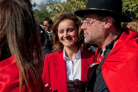 18 février 2012 : Emna Mnif de Kolna Tounes. Plusieurs centaines de personnes se sont réunies, aujourd’hui samedi 18 février 2012 entre 12h et 14h pour protester contre la visite en Tunisie du prédicateur radical, Wajdi Ghenim, et contre les messages de haine et de violence auxquels appellent les extrémistes étrangers ou nationaux, qui incitent à la sédition dans le pays. Le mouvement Kolna Tounes, le réseau Doustourna et l’association Initiative citoyenne ont lancé un appel commun à venir manifester en ce samedi ensoleillé, pendant qu’une délégation est entrée au sein de l’Assemblée pour s’entretenir avec le président de l’Assemblée constituante. Dans une lettre adressée à Mustapha Ben Jaâfar, les associations issues de la société civile demandent à ce que la Constituante, seul pouvoir légitime élu par le peuple, prenne ses responsabilités et s’exprime quant aux dérives graves qui ont été constatées en Tunisie. 