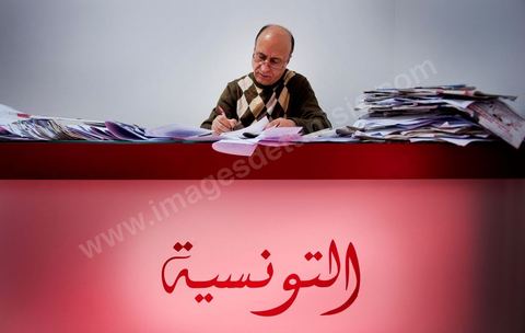 21 février 2011 : Habib Guizani, Redacteur en chef du journal Attounisia qui a été arrété pendant 24h. Au coeur de la rédaction du jeune quotidien Attounisia une semaine après l'arrestation de du Directeur du journal, du Redcateur en Chef et d'un journaliste du journal arabe Attounisia suite à la publication d'une photo de femme dénudée en couverture, le Directeur du journal, Nasreddine Ben Saïda, est toujours en prison et fait depuis 4 jours une grève d ela faim.