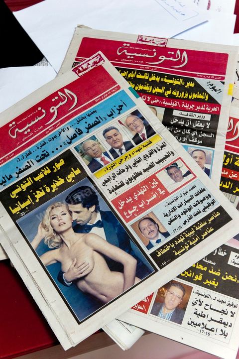 21 février 2011 : La couverture du n°51 du 15 février 2012 qui a mené trois journalistes en prison. Au coeur de la rédaction du jeune quotidien Attounisia une semaine après l'arrestation de du Directeur du journal, du Redcateur en Chef et d'un journaliste du journal arabe Attounisia suite à la publication d'une photo de femme dénudée en couverture, le Directeur du journal, Nasreddine Ben Saïda, est toujours en prison et fait depuis 4 jours une grève d ela faim.