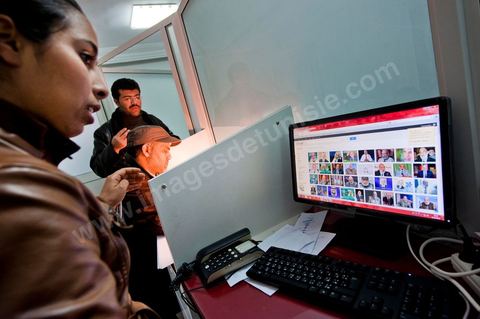 21 février 2011 : Au coeur de la rédaction du jeune quotidien Attounisia une semaine après l'arrestation de du Directeur du journal, du Redcateur en Chef et d'un journaliste du journal arabe Attounisia suite à la publication d'une photo de femme dénudée en couverture, le Directeur du journal, Nasreddine Ben Saïda, est toujours en prison et fait depuis 4 jours une grève d ela faim.