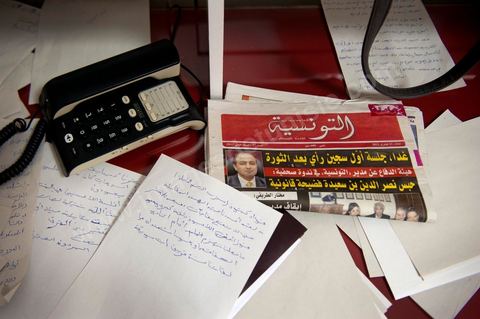 21 février 2011 : Au coeur de la rédaction du jeune quotidien Attounisia une semaine après l'arrestation de du Directeur du journal, du Redcateur en Chef et d'un journaliste du journal arabe Attounisia suite à la publication d'une photo de femme dénudée en couverture, le Directeur du journal, Nasreddine Ben Saïda, est toujours en prison et fait depuis 4 jours une grève d ela faim.
