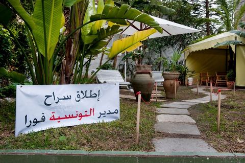 21 février 2011 : Au coeur de la rédaction du jeune quotidien Attounisia une semaine après l'arrestation de du Directeur du journal, du Redcateur en Chef et d'un journaliste du journal arabe Attounisia suite à la publication d'une photo de femme dénudée en couverture, le Directeur du journal, Nasreddine Ben Saïda, est toujours en prison et fait depuis 4 jours une grève d ela faim.