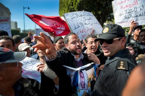 25 février : Venus à l'appel de l'Union générale tunisienne du travail (UGTT), les quelques 4000 manifestants ont dénoncé les récentes attaques visant plusieurs locaux de la centrale syndicale et qu'ils attribuent au mouvement islamiste Ennahdha."Ils veulent étouffer notre voix pour avoir le monopole décisionnel et décider seuls de notre sort. Ils veulent nous terroriser et semer la peur dans nos coeurs pour nous empêcher de défendre nos causes et nos droits, mais nous ne céderons pas et ne nous soumettrons pas", a lancé le secrétaire général de l'UGTT, Houcine Abassi. Le cortège a traversé l'avenue Bourguiba, pour se rassembler devant le ministère de l'Intérieur.Les manifestants, auxquels se sont joints des représentants de plusieurs partis de gauche, ont appelé à la démission du gouvernement dominé par Ennahdha, taxé de "valet du colonialisme" et de "rétrograde". "Le peuple veut la chute du régime", "Citoyen réveille-toi, le gouvernement se joue de toi", ont-ils scandé le long du parcours. La fin de la manifestation a vu quelques affrontements avec la police qui ont répondu par lacrymos et matraque aux jets de pierre des manifestants.