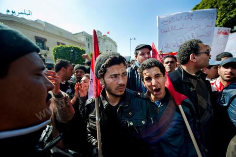 25 février : Venus à l'appel de l'Union générale tunisienne du travail (UGTT), les quelques 4000 manifestants ont dénoncé les récentes attaques visant plusieurs locaux de la centrale syndicale et qu'ils attribuent au mouvement islamiste Ennahdha."Ils veulent étouffer notre voix pour avoir le monopole décisionnel et décider seuls de notre sort. Ils veulent nous terroriser et semer la peur dans nos coeurs pour nous empêcher de défendre nos causes et nos droits, mais nous ne céderons pas et ne nous soumettrons pas", a lancé le secrétaire général de l'UGTT, Houcine Abassi. Le cortège a traversé l'avenue Bourguiba, pour se rassembler devant le ministère de l'Intérieur.Les manifestants, auxquels se sont joints des représentants de plusieurs partis de gauche, ont appelé à la démission du gouvernement dominé par Ennahdha, taxé de "valet du colonialisme" et de "rétrograde". "Le peuple veut la chute du régime", "Citoyen réveille-toi, le gouvernement se joue de toi", ont-ils scandé le long du parcours. La fin de la manifestation a vu quelques affrontements avec la police qui ont répondu par lacrymos et matraque aux jets de pierre des manifestants.