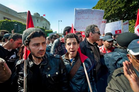 25 février : Venus à l'appel de l'Union générale tunisienne du travail (UGTT), les quelques 4000 manifestants ont dénoncé les récentes attaques visant plusieurs locaux de la centrale syndicale et qu'ils attribuent au mouvement islamiste Ennahdha."Ils veulent étouffer notre voix pour avoir le monopole décisionnel et décider seuls de notre sort. Ils veulent nous terroriser et semer la peur dans nos coeurs pour nous empêcher de défendre nos causes et nos droits, mais nous ne céderons pas et ne nous soumettrons pas", a lancé le secrétaire général de l'UGTT, Houcine Abassi. Le cortège a traversé l'avenue Bourguiba, pour se rassembler devant le ministère de l'Intérieur.Les manifestants, auxquels se sont joints des représentants de plusieurs partis de gauche, ont appelé à la démission du gouvernement dominé par Ennahdha, taxé de "valet du colonialisme" et de "rétrograde". "Le peuple veut la chute du régime", "Citoyen réveille-toi, le gouvernement se joue de toi", ont-ils scandé le long du parcours. La fin de la manifestation a vu quelques affrontements avec la police qui ont répondu par lacrymos et matraque aux jets de pierre des manifestants.