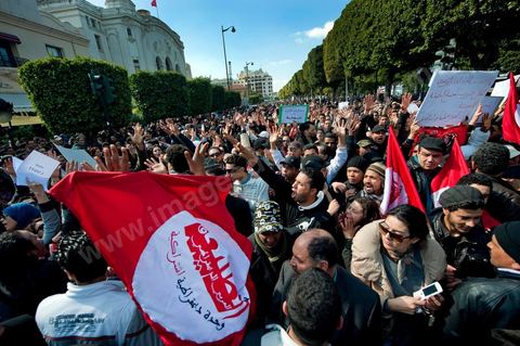 25 février : Venus à l'appel de l'Union générale tunisienne du travail (UGTT), les quelques 4000 manifestants ont dénoncé les récentes attaques visant plusieurs locaux de la centrale syndicale et qu'ils attribuent au mouvement islamiste Ennahdha."Ils veulent étouffer notre voix pour avoir le monopole décisionnel et décider seuls de notre sort. Ils veulent nous terroriser et semer la peur dans nos coeurs pour nous empêcher de défendre nos causes et nos droits, mais nous ne céderons pas et ne nous soumettrons pas", a lancé le secrétaire général de l'UGTT, Houcine Abassi. Le cortège a traversé l'avenue Bourguiba, pour se rassembler devant le ministère de l'Intérieur.Les manifestants, auxquels se sont joints des représentants de plusieurs partis de gauche, ont appelé à la démission du gouvernement dominé par Ennahdha, taxé de "valet du colonialisme" et de "rétrograde". "Le peuple veut la chute du régime", "Citoyen réveille-toi, le gouvernement se joue de toi", ont-ils scandé le long du parcours. La fin de la manifestation a vu quelques affrontements avec la police qui ont répondu par lacrymos et matraque aux jets de pierre des manifestants.