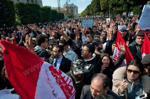 25 février : Venus à l'appel de l'Union générale tunisienne du travail (UGTT), les quelques 4000 manifestants ont dénoncé les récentes attaques visant plusieurs locaux de la centrale syndicale et qu'ils attribuent au mouvement islamiste Ennahdha."Ils veulent étouffer notre voix pour avoir le monopole décisionnel et décider seuls de notre sort. Ils veulent nous terroriser et semer la peur dans nos coeurs pour nous empêcher de défendre nos causes et nos droits, mais nous ne céderons pas et ne nous soumettrons pas", a lancé le secrétaire général de l'UGTT, Houcine Abassi. Le cortège a traversé l'avenue Bourguiba, pour se rassembler devant le ministère de l'Intérieur.Les manifestants, auxquels se sont joints des représentants de plusieurs partis de gauche, ont appelé à la démission du gouvernement dominé par Ennahdha, taxé de "valet du colonialisme" et de "rétrograde". "Le peuple veut la chute du régime", "Citoyen réveille-toi, le gouvernement se joue de toi", ont-ils scandé le long du parcours. La fin de la manifestation a vu quelques affrontements avec la police qui ont répondu par lacrymos et matraque aux jets de pierre des manifestants.