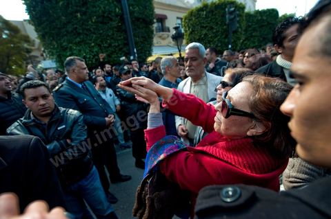 25 février : Venus à l'appel de l'Union générale tunisienne du travail (UGTT), les quelques 4000 manifestants ont dénoncé les récentes attaques visant plusieurs locaux de la centrale syndicale et qu'ils attribuent au mouvement islamiste Ennahdha."Ils veulent étouffer notre voix pour avoir le monopole décisionnel et décider seuls de notre sort. Ils veulent nous terroriser et semer la peur dans nos coeurs pour nous empêcher de défendre nos causes et nos droits, mais nous ne céderons pas et ne nous soumettrons pas", a lancé le secrétaire général de l'UGTT, Houcine Abassi. Le cortège a traversé l'avenue Bourguiba, pour se rassembler devant le ministère de l'Intérieur.Les manifestants, auxquels se sont joints des représentants de plusieurs partis de gauche, ont appelé à la démission du gouvernement dominé par Ennahdha, taxé de "valet du colonialisme" et de "rétrograde". "Le peuple veut la chute du régime", "Citoyen réveille-toi, le gouvernement se joue de toi", ont-ils scandé le long du parcours. La fin de la manifestation a vu quelques affrontements avec la police qui ont répondu par lacrymos et matraque aux jets de pierre des manifestants.