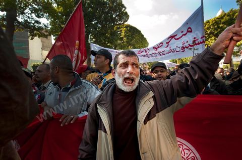 25 février : Venus à l'appel de l'Union générale tunisienne du travail (UGTT), les quelques 4000 manifestants ont dénoncé les récentes attaques visant plusieurs locaux de la centrale syndicale et qu'ils attribuent au mouvement islamiste Ennahdha."Ils veulent étouffer notre voix pour avoir le monopole décisionnel et décider seuls de notre sort. Ils veulent nous terroriser et semer la peur dans nos coeurs pour nous empêcher de défendre nos causes et nos droits, mais nous ne céderons pas et ne nous soumettrons pas", a lancé le secrétaire général de l'UGTT, Houcine Abassi. Le cortège a traversé l'avenue Bourguiba, pour se rassembler devant le ministère de l'Intérieur.Les manifestants, auxquels se sont joints des représentants de plusieurs partis de gauche, ont appelé à la démission du gouvernement dominé par Ennahdha, taxé de "valet du colonialisme" et de "rétrograde". "Le peuple veut la chute du régime", "Citoyen réveille-toi, le gouvernement se joue de toi", ont-ils scandé le long du parcours. La fin de la manifestation a vu quelques affrontements avec la police qui ont répondu par lacrymos et matraque aux jets de pierre des manifestants.