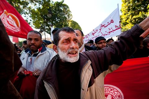 25 février : Venus à l'appel de l'Union générale tunisienne du travail (UGTT), les quelques 4000 manifestants ont dénoncé les récentes attaques visant plusieurs locaux de la centrale syndicale et qu'ils attribuent au mouvement islamiste Ennahdha."Ils veulent étouffer notre voix pour avoir le monopole décisionnel et décider seuls de notre sort. Ils veulent nous terroriser et semer la peur dans nos coeurs pour nous empêcher de défendre nos causes et nos droits, mais nous ne céderons pas et ne nous soumettrons pas", a lancé le secrétaire général de l'UGTT, Houcine Abassi. Le cortège a traversé l'avenue Bourguiba, pour se rassembler devant le ministère de l'Intérieur.Les manifestants, auxquels se sont joints des représentants de plusieurs partis de gauche, ont appelé à la démission du gouvernement dominé par Ennahdha, taxé de "valet du colonialisme" et de "rétrograde". "Le peuple veut la chute du régime", "Citoyen réveille-toi, le gouvernement se joue de toi", ont-ils scandé le long du parcours. La fin de la manifestation a vu quelques affrontements avec la police qui ont répondu par lacrymos et matraque aux jets de pierre des manifestants.