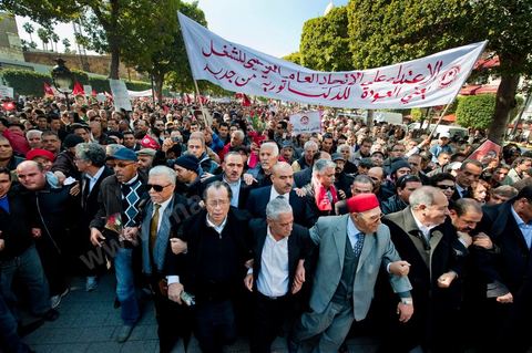 February 25: Houcine Abbassi and Jrad, the current and former secretaries-general of the UGTT, led the march.  Responding to a call from the Tunisian General Labor Union (UGTT), some 4,000 demonstrators denounced the recent attacks on several of the union’s offices, which they attribute to the Islamist Ennahdha movement.“They want to silence us so they can have a monopoly on decision-making and decide our fate on their own. They want to terrorize us and sow fear in our hearts to prevent us from defending our causes and our rights, but we will not give in and we will not submit,” declared UGTT General Secretary Houcine Abassi. The procession marched down Bourguiba Avenue and gathered in front of the Ministry of the Interior.The demonstrators, joined by representatives from several left-wing parties, called for the resignation of the Ennahda-dominated government, which they accused of being a “lackey of colonialism” and “reactionary.” “The people want the regime to fall,” “Citizens, wake up—the government is making a mockery of you,” they chanted along the route. As the demonstration drew to a close, there were a few clashes with the police, who responded with tear gas and batons to stones thrown by the demonstrators.