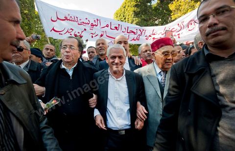 February 25: Houcine Abbassi and Jrad, the current and former secretaries-general of the UGTT, led the march.  Responding to a call from the Tunisian General Labor Union (UGTT), some 4,000 demonstrators denounced the recent attacks on several of the union’s offices, which they attribute to the Islamist Ennahdha movement.“They want to silence us so they can have a monopoly on decision-making and decide our fate on their own. They want to terrorize us and sow fear in our hearts to prevent us from defending our causes and our rights, but we will not give in and we will not submit,” declared UGTT General Secretary Houcine Abassi. The procession marched down Bourguiba Avenue and gathered in front of the Ministry of the Interior.The demonstrators, joined by representatives from several left-wing parties, called for the resignation of the Ennahda-dominated government, which they accused of being a “lackey of colonialism” and “reactionary.” “The people want the regime to fall,” “Citizens, wake up—the government is making a mockery of you,” they chanted along the route. As the demonstration drew to a close, there were a few clashes with the police, who responded with tear gas and batons to stones thrown by the demonstrators.