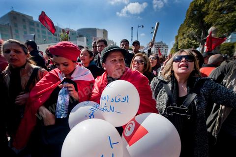 25 février : Venus à l'appel de l'Union générale tunisienne du travail (UGTT), les quelques 4000 manifestants ont dénoncé les récentes attaques visant plusieurs locaux de la centrale syndicale et qu'ils attribuent au mouvement islamiste Ennahdha."Ils veulent étouffer notre voix pour avoir le monopole décisionnel et décider seuls de notre sort. Ils veulent nous terroriser et semer la peur dans nos coeurs pour nous empêcher de défendre nos causes et nos droits, mais nous ne céderons pas et ne nous soumettrons pas", a lancé le secrétaire général de l'UGTT, Houcine Abassi. Le cortège a traversé l'avenue Bourguiba, pour se rassembler devant le ministère de l'Intérieur.Les manifestants, auxquels se sont joints des représentants de plusieurs partis de gauche, ont appelé à la démission du gouvernement dominé par Ennahdha, taxé de "valet du colonialisme" et de "rétrograde". "Le peuple veut la chute du régime", "Citoyen réveille-toi, le gouvernement se joue de toi", ont-ils scandé le long du parcours. La fin de la manifestation a vu quelques affrontements avec la police qui ont répondu par lacrymos et matraque aux jets de pierre des manifestants.